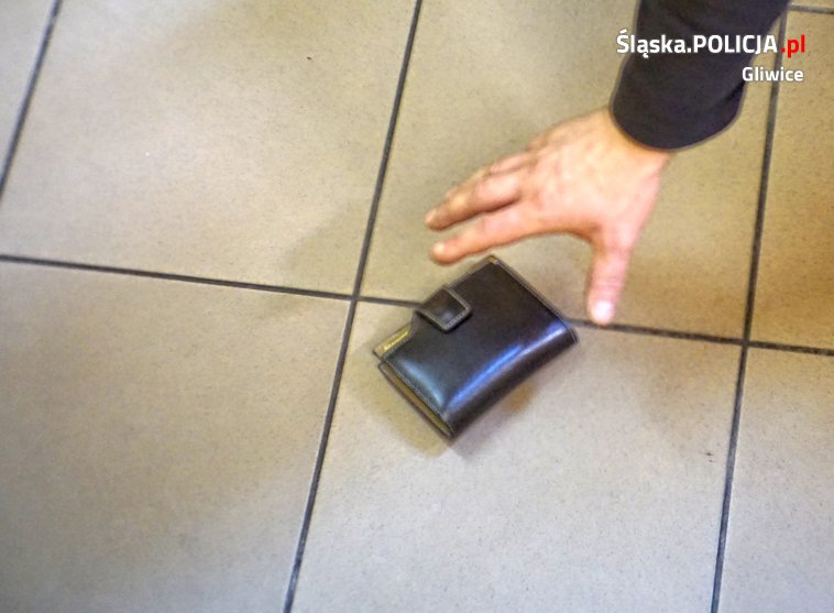 Mężczyźnie wypadł portfel. Policja była zaskoczona tym, kto go „przygarnął”