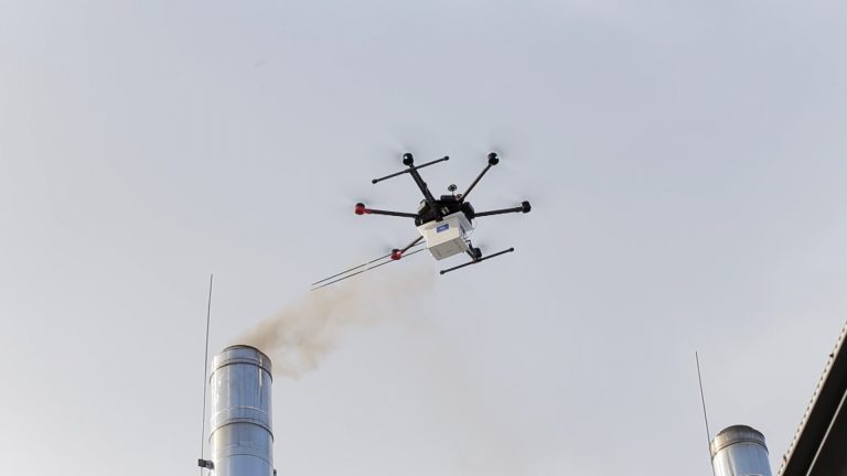 Drony będą walczyły ze smogiem? WIDEO