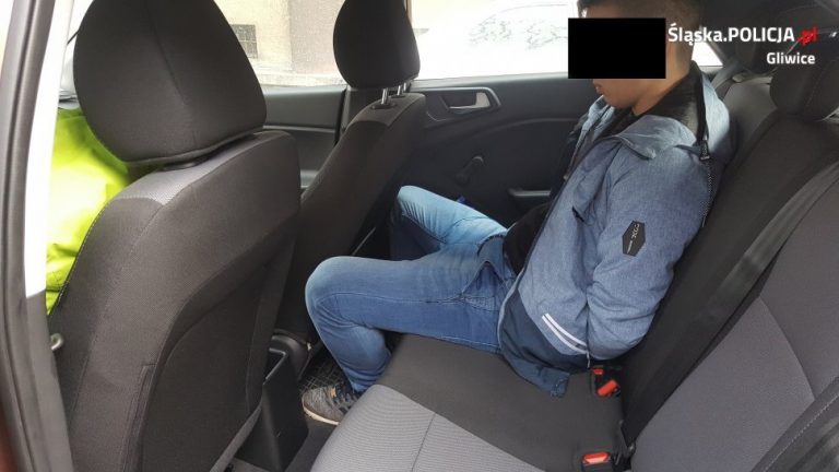 Zatrzymano mężczyzn, którzy skakali po samochodach