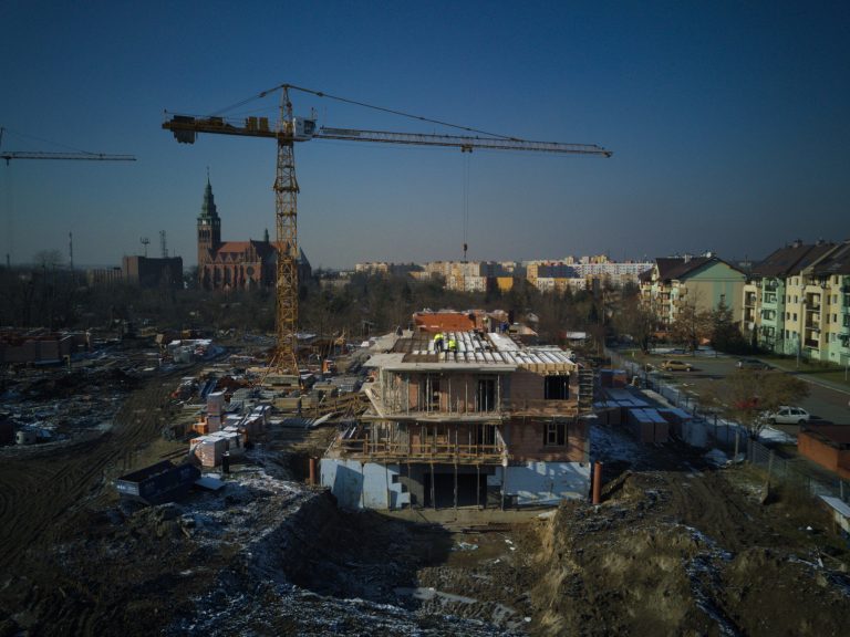 W Gliwicach powstaje osiedle dla seniorów. Zobacz film z drona