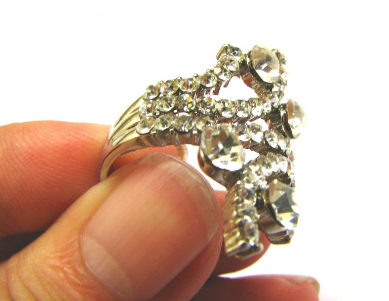 80-latka wpuściła mężczyznę do mieszkania. Straciła biżuterię