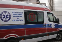 Młody chłopak leżał na chodniku. Zareagował świadek pogotowie