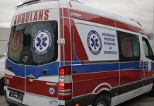 Samochód w rowie. Ranny kierowca zaczął uciekać pogotowie2