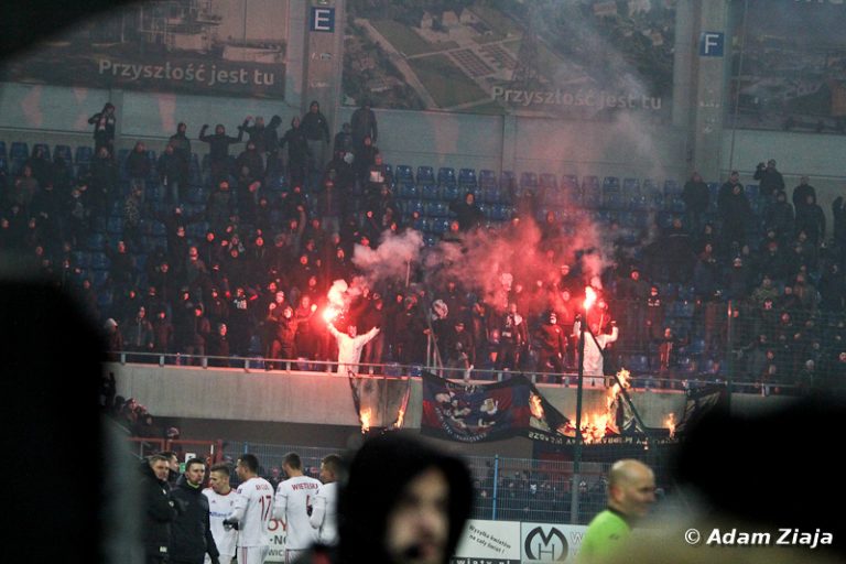 Policja: Wniesienie flag Piasta przez kibiców Górnika było tolerowane przez służby organizatora