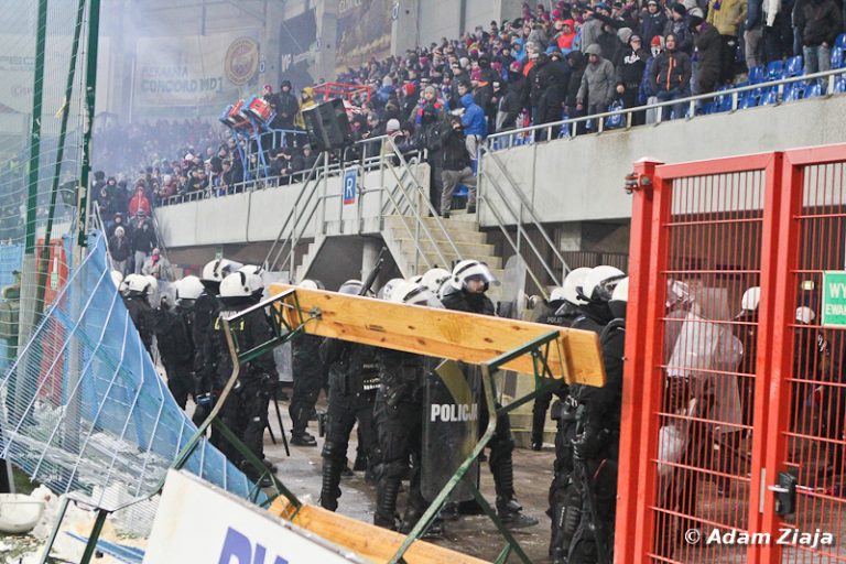 Zatrzymano kolejnego chuligana. Rzucał w policję elementami toalety