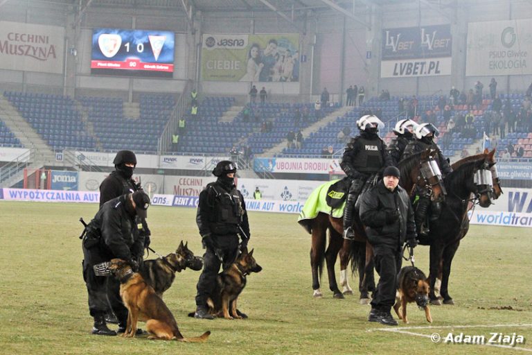 Zdjęcia z meczu Piast – Górnik. Zdemolowane ogrodzenie i toalety