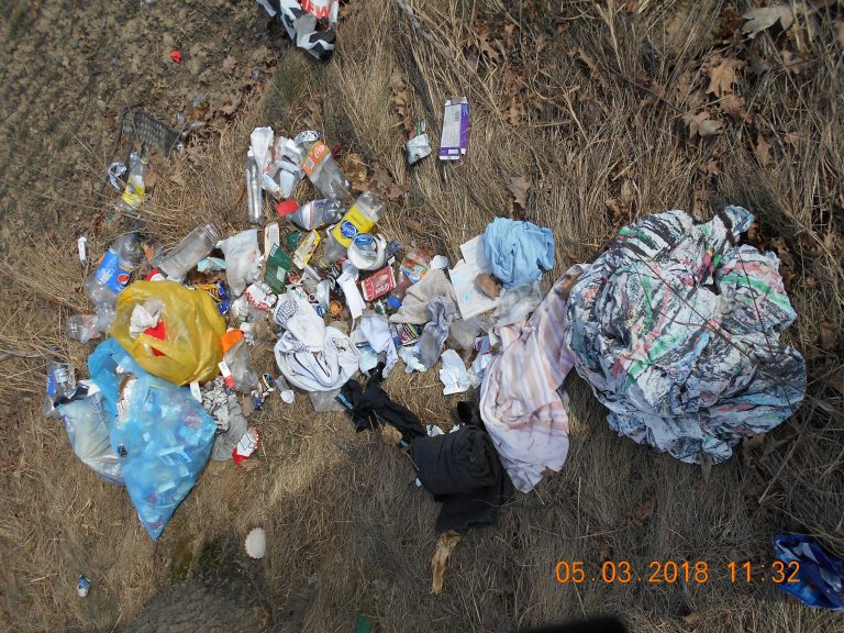 Wyrzucił śmieci „na dziko”. Wpadł, bo w odpadach były jego dane