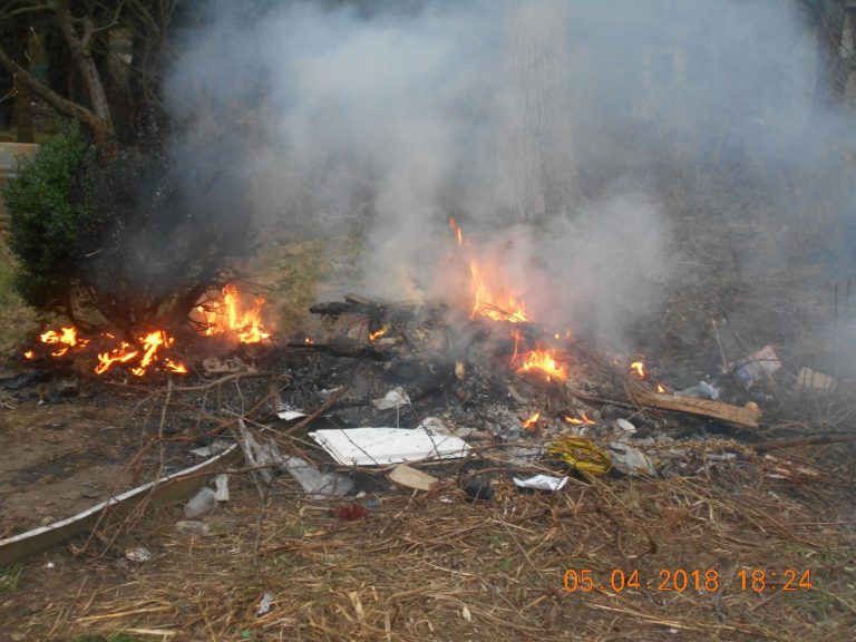 Plastiki wyrzuca się, a nie pali. 32-latek ukarany