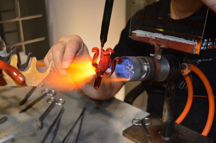 Noc Muzeówpokazy hutnictwa szkła  źródło Centrum Dziedzictwa Szkła w Krośnie 3