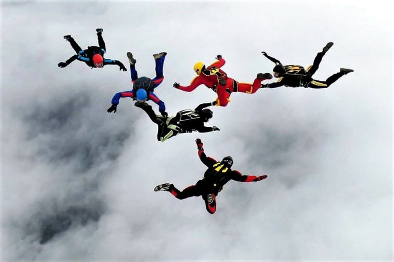 Mnóstwo spadochroniarzy na gliwickim niebie. Będą mistrzostwa