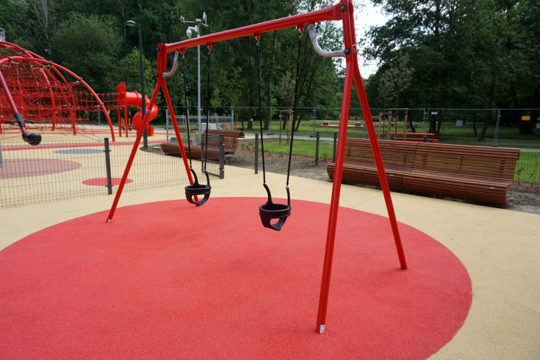 Urządzenia na placu zabaw w parku Chrobrego nie popsuły się. To zaplanowane prace