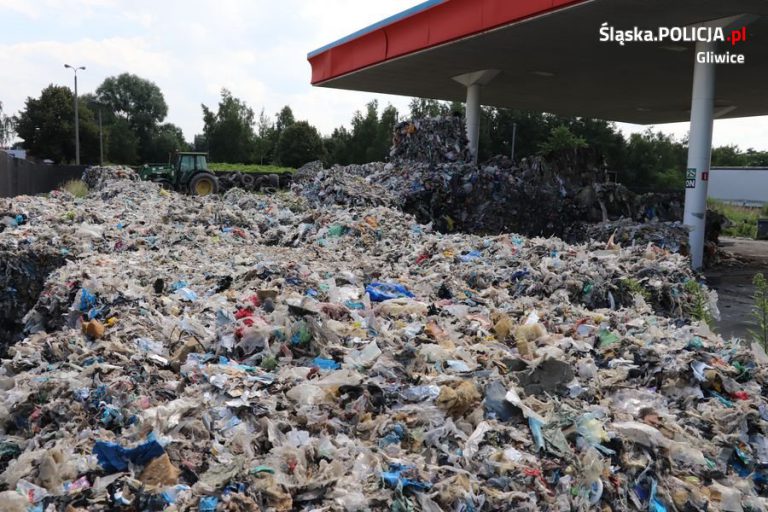 Policja kontrolowała składowisko śmieci w Sośnicy. Odpady przywożono m.in. z Włoch