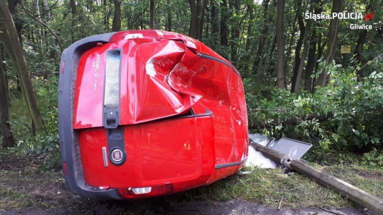 Wypadek w Łabędach. 2 osoby w szpitalu