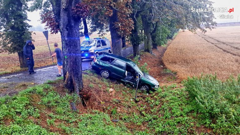 Volvo wypadło z drogi i koziołkowało