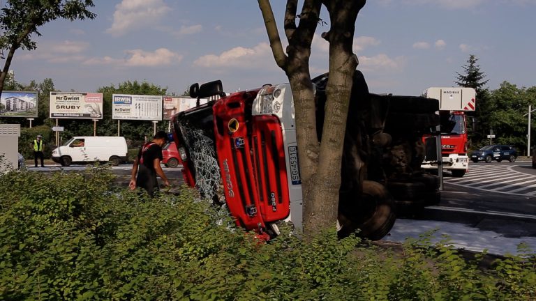Wypadek w centrum Gliwic. Wóz strażacki przewrócił się na bok – WIDEO