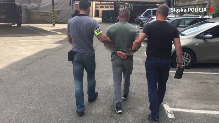 Broń, fałszywe dokumenty i narkotyki. Zatrzymano 35-latka poszukiwanego listem gończym