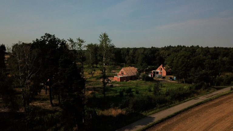 Nowoczesne osiedle wśród zieleni. Oto Leśna Ostropa (wideo z drona)