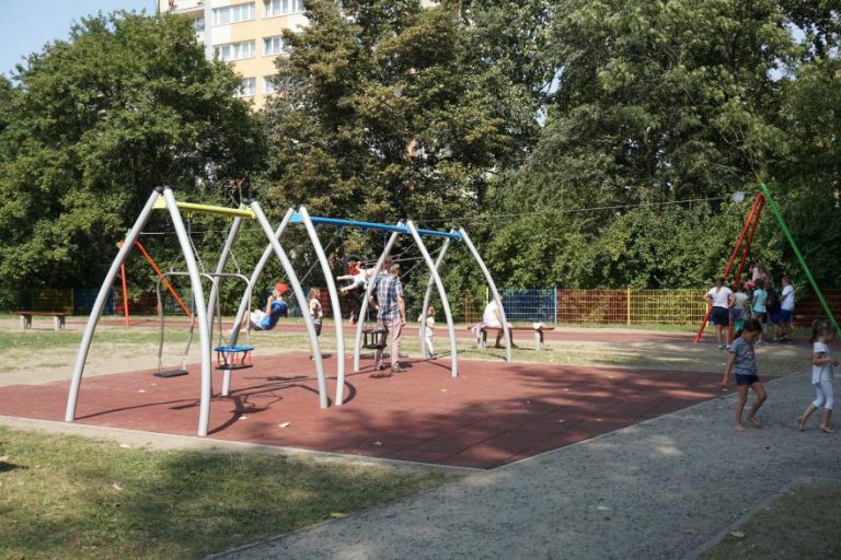 Nowe urządzenia na placu zabaw na Sikorniku