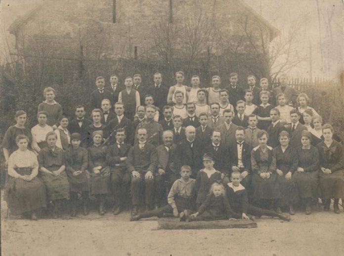 polscy dzialacze narodowi z gliwic w dolnym rzedzie siedzi w bialej kamizelce i okularach adam sobota 1920 r. zbiory muzeum w gliwicach 1