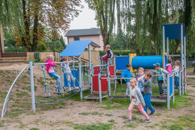 Kolejny plac zabaw w Gliwicach. Uczniowie mają też nową szatnię