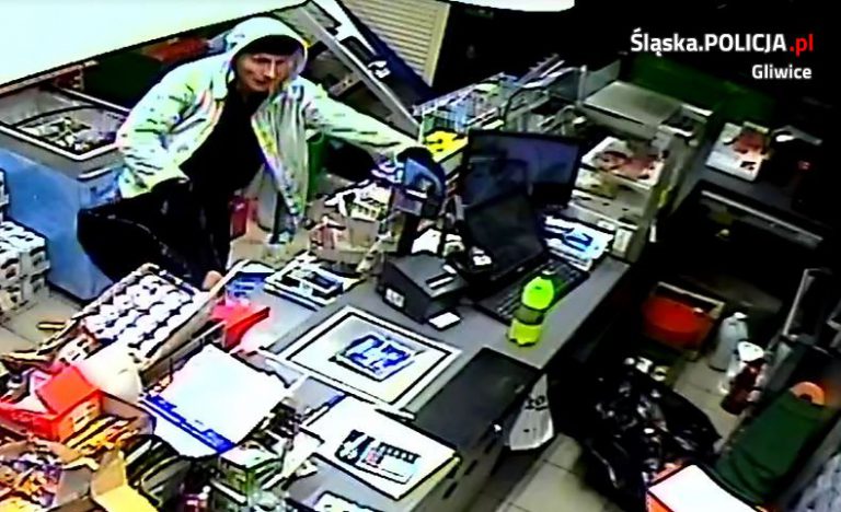 Tego mężczyzny szuka policja. Włamał się do sklepu – zobacz film