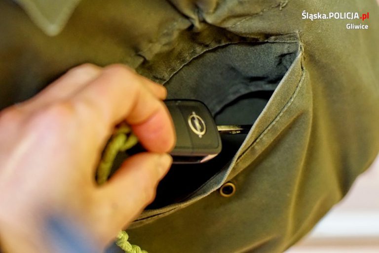 Skradziony samochód stał pod blokiem. Policjanci zorganizowali pułapkę