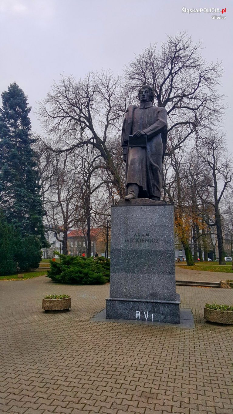 87-latek niszczył pomnik Mickiewicza. Chciał napisać „Ave Maria”