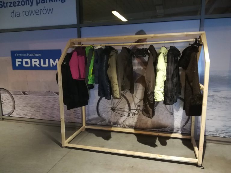 W Forum pojawił się niezwykły wieszak. Potrzebujesz ciepła? Weź kurtkę lub płaszcz