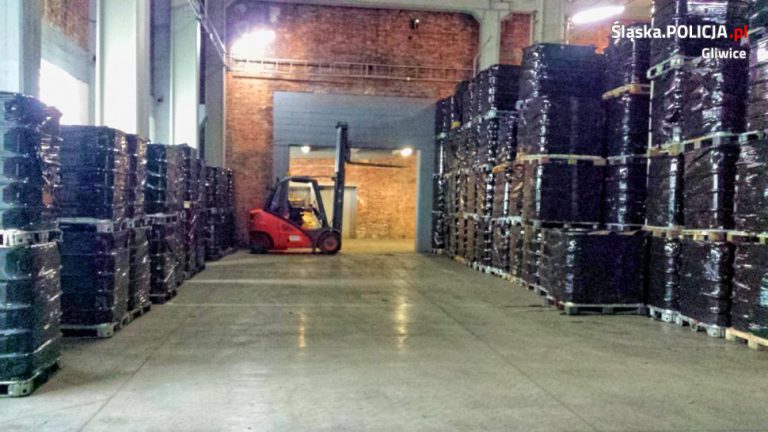 Ciężarówki z cieczą nieznanego pochodzenia zatrzymane. Odkryto magazyn w Gliwicach