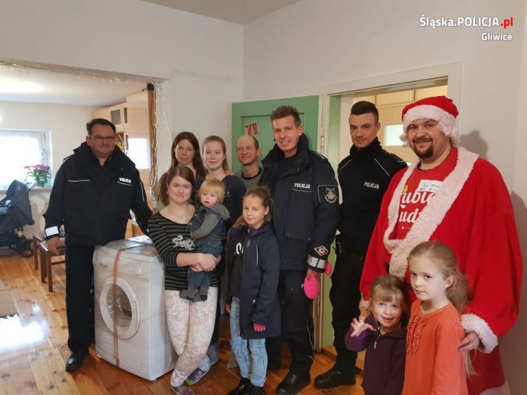 Policjanci z Gliwic przygotowali paczki dla rodziny imigrantów
