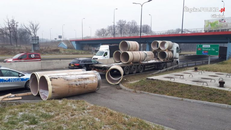 Ładunek spadł z naczepy. Przewoźnik zapłaci mandat