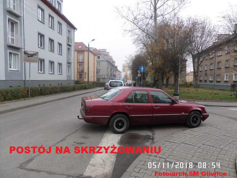 Mistrzowie parkowania w akcji. Dostali wezwanie od straży miejskiej