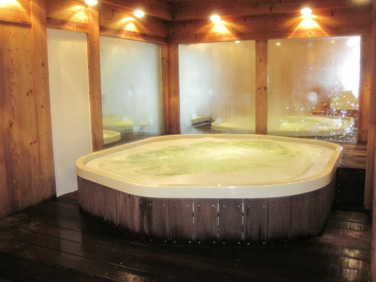 Dwie martwe osoby znalezione w hotelowym jacuzzi w Gliwicach