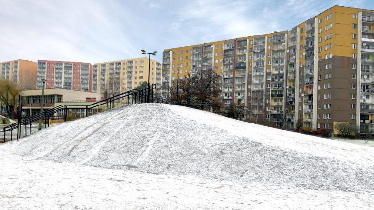 Górka do zjeżdżania na sankach już gotowa. Zmodernizowało ją miasto