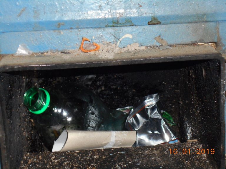 Palił w piecu plastikowymi butelkami, płytami i śmieciami
