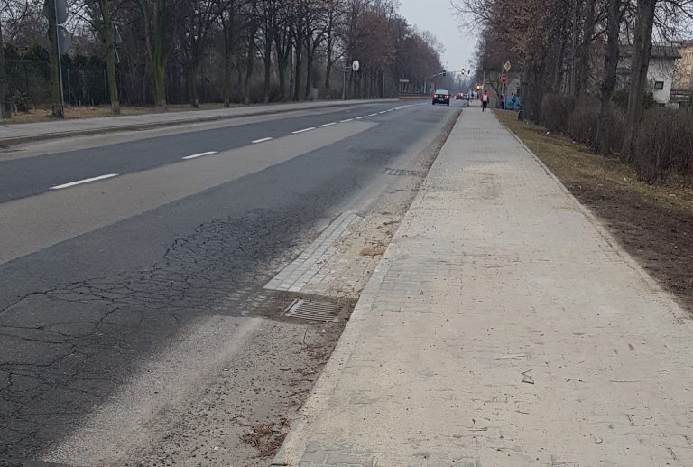 Odprowadzał dzieci do szkoły, został uderzony kamieniem