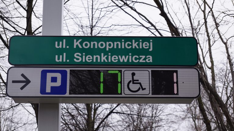 Tablice pomagają znaleźć wolne miejsce parkingowe