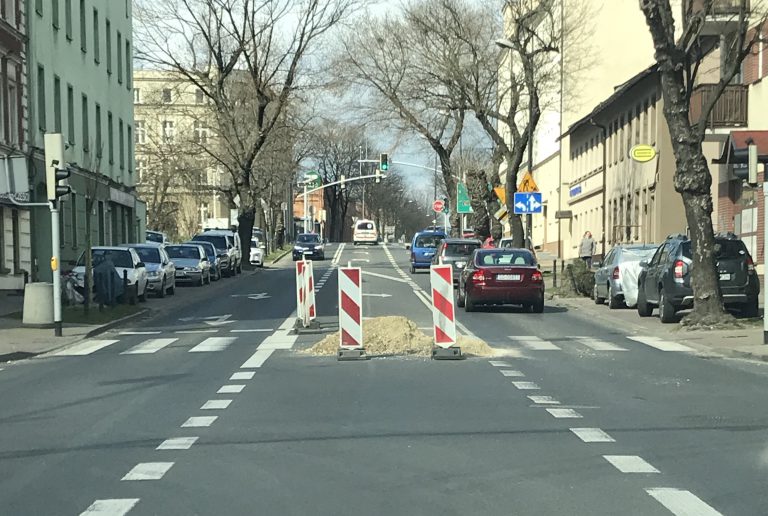 Przeszkody na drodze jeszcze postoją. Zapadła się studzienka