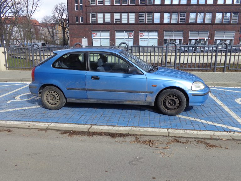 Parkowanie w tym miejscu kosztuje 500 zł