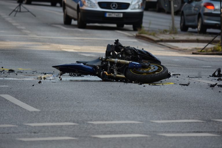 Wypadek z udziałem motocyklisty. Kierowca poważnie ranny