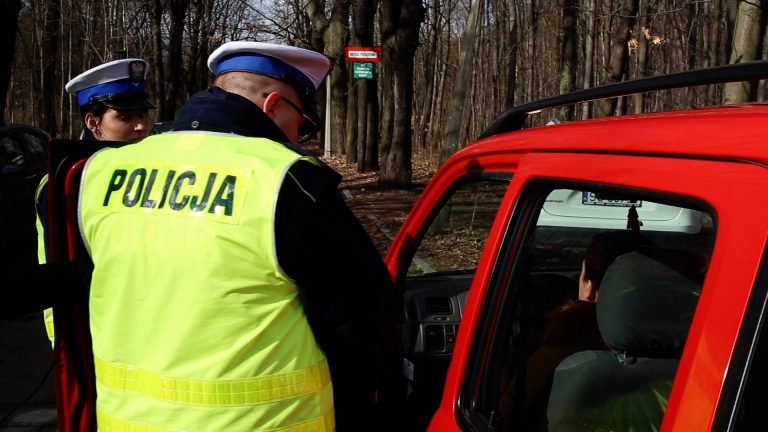 79 mandatów za jazdę bez pasów