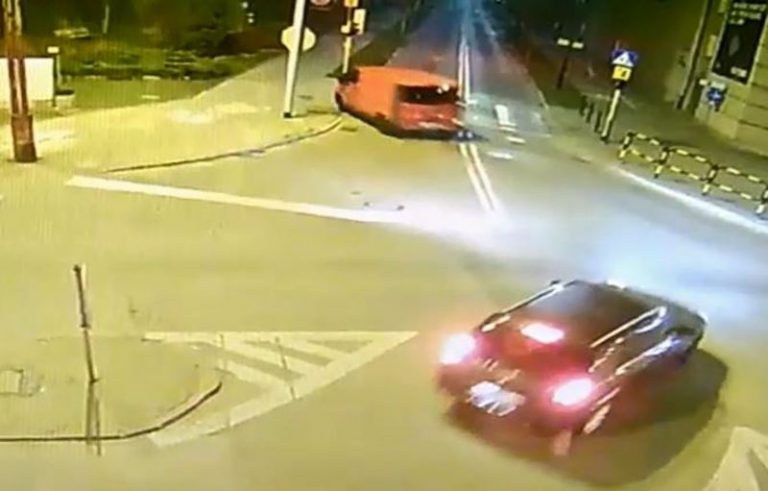 Nieletni ukradli samochód. Obijali drzewa i latarnie