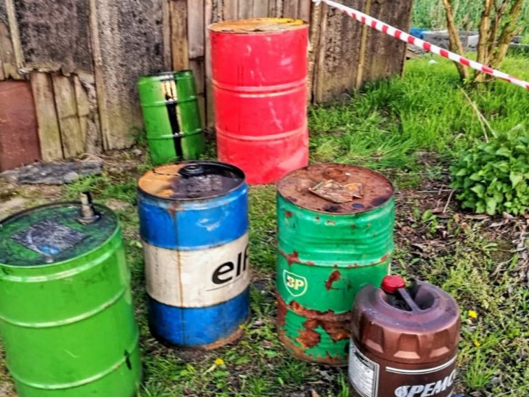 Na działki w Gliwicach podrzucają beczki z chemikaliami. Wynajmują też garaże i hale