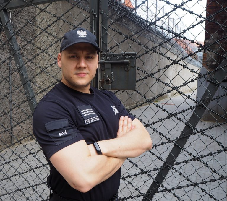 Policjant i strażnik więzienny zatrzymali uciekającego pijanego sprawcę wypadku i jego kompanów