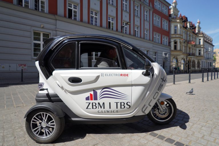 Mały pojazd elektryczny na ulicach Gliwic. Zakupił go ZBM I TBS