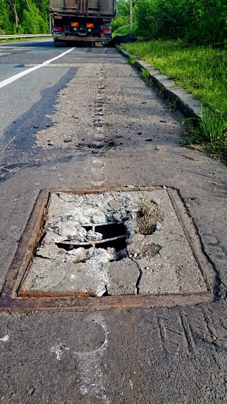 Niszczył drogi jadąc… bez opony