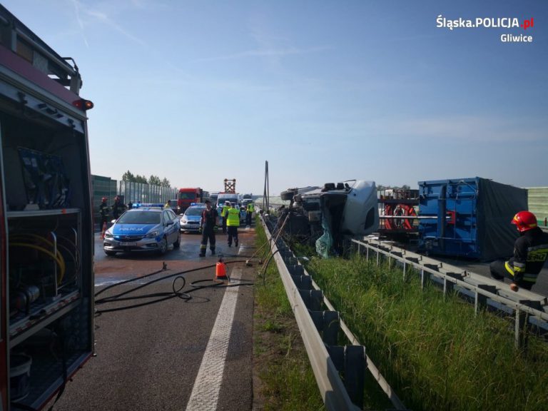Ciężarówka przewróciła się na autostradzie A4. Objazdy i korki w Gliwicach
