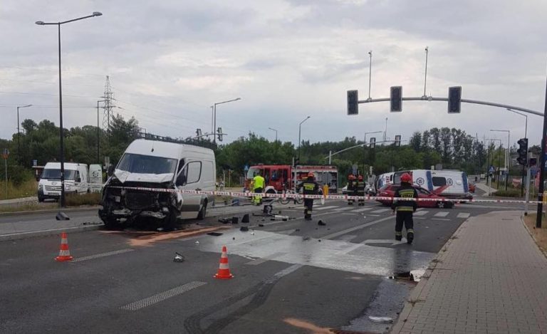 Wypadek karetki jadącej do poszkodowanego motorowerzysty