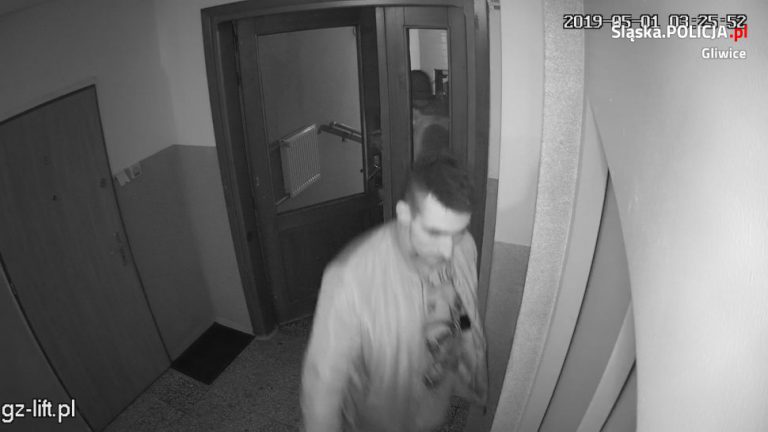Ukradł kamerę monitoringu, która go nagrała. Policja szuka tego mężczyzny