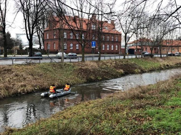 Wyciek substancji do Kłodnicy. Na rzece ustawiono zapory